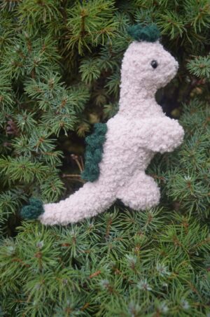 Pehme heegeldatud mänguasi kuueseokse vahel külgvaates